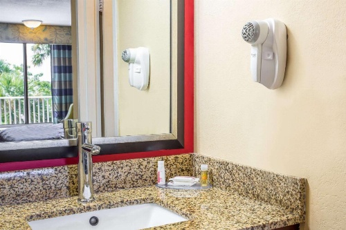 Days Inn by Wyndham Fort Lauderdale Airport Cruise Port image 14